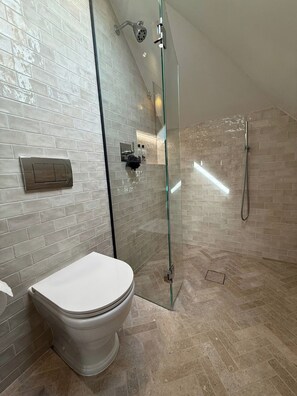 Douche, sèche-cheveux, serviettes fournies