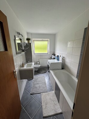 Sèche-cheveux, serviettes fournies, savon, papier toilette