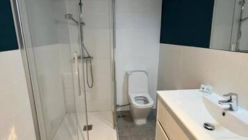 Apartamento clásico | Baño | Ducha, secador de pelo, toallas y jabón