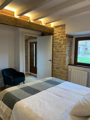Family Apartment | Laptop workspace, free WiFi