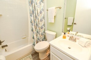 Ein Badezimmer mit Badewanne, Toilette und Waschbecken.