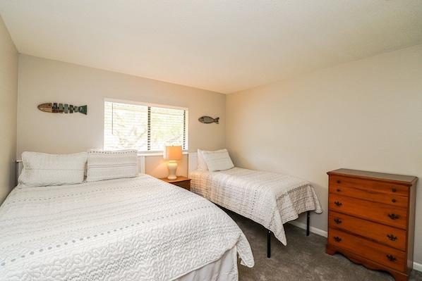 2 bedrooms, iron/ironing board, free WiFi, bed sheets