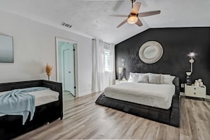 2 bedrooms, iron/ironing board, internet