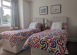 3 bedrooms, iron/ironing board, free WiFi, bed sheets - Cherry View House 3 Bed Garden Parking Sleeps 8 (Bristol)