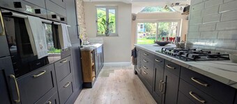 Cherry View House. 3-beds - Sleeps up to 8, Garden & Parking. Short Stays of all Types Welcome