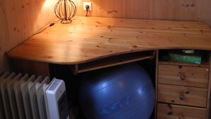 Puisesta pöydästä löytyy lamppu, patteri ja säilytystilaa tarjoava laatikko.