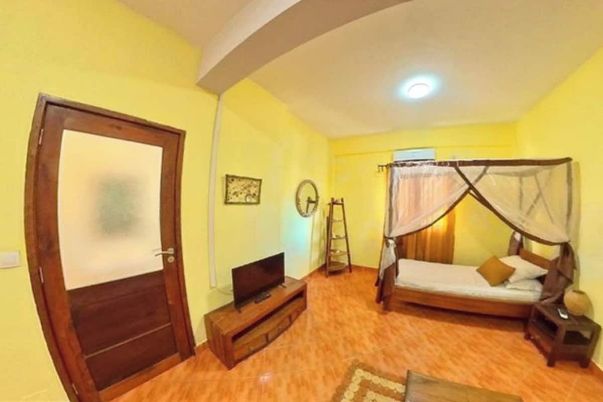 Twin Room | In-room safe, desk, free WiFi, bed sheets