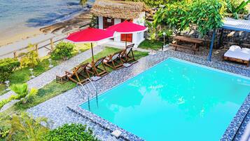 Perhehuone | Tallelokero huoneessa, työpöytä, ilmainen Wi-Fi, vuodevaatteet