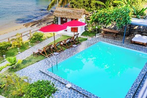 Perhehuone | Tallelokero huoneessa, työpöytä, ilmainen Wi-Fi, vuodevaatteet