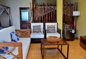 Family Room | Living area | 32-inch flat-screen TV with cable channels