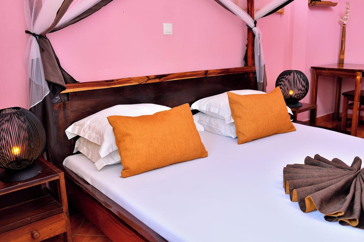 Chambre Double | Coffres-forts dans les chambres, bureau, Wi-Fi gratuit, draps fournis
