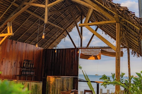 Poolside bar. Hôtel de rêve Nosy Komba
