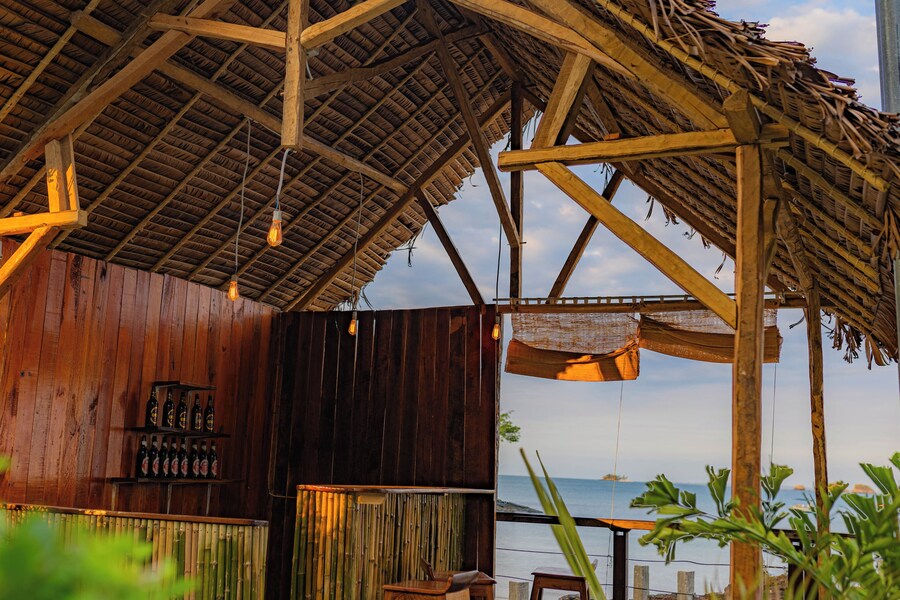 Hotel de reve Nosy Komba pool and accommodation
