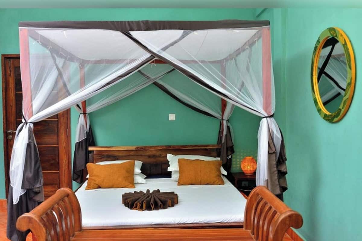Double Room | In-room safe, desk, free WiFi, bed sheets