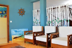 Family Room | Living area | 32-inch flat-screen TV with cable channels