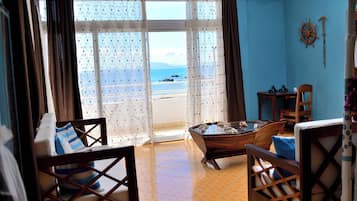 Family Room | Living area | 32-inch flat-screen TV with cable channels