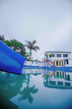 Kolam renang indoor