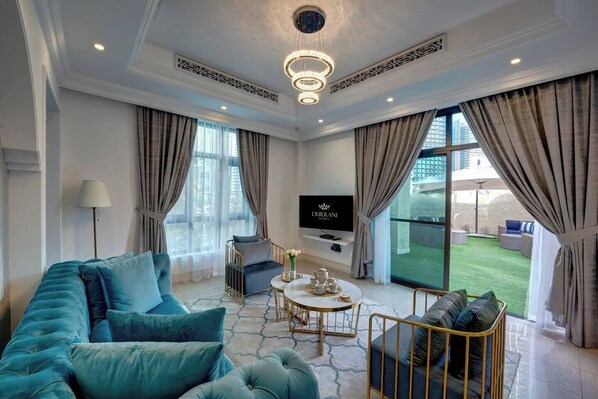 Apartamento, sacada, vista para a cidade | Área de estar