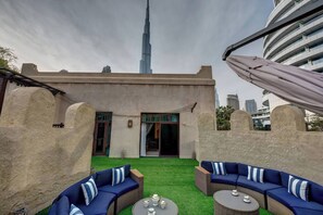 Exterior - Durrani Homes - Unique Garden Apt at Souk Al Bahar besides Dubai Mall & Burjkhalifa with private jaccuzi (Dubai)
