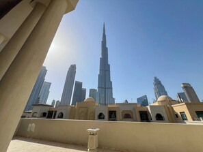 Een uitzicht op de Burj Khalifa met omliggende moderne wolkenkrabbers.