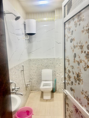 Family Room | Bathroom | Shower, free toiletries, towels, soap