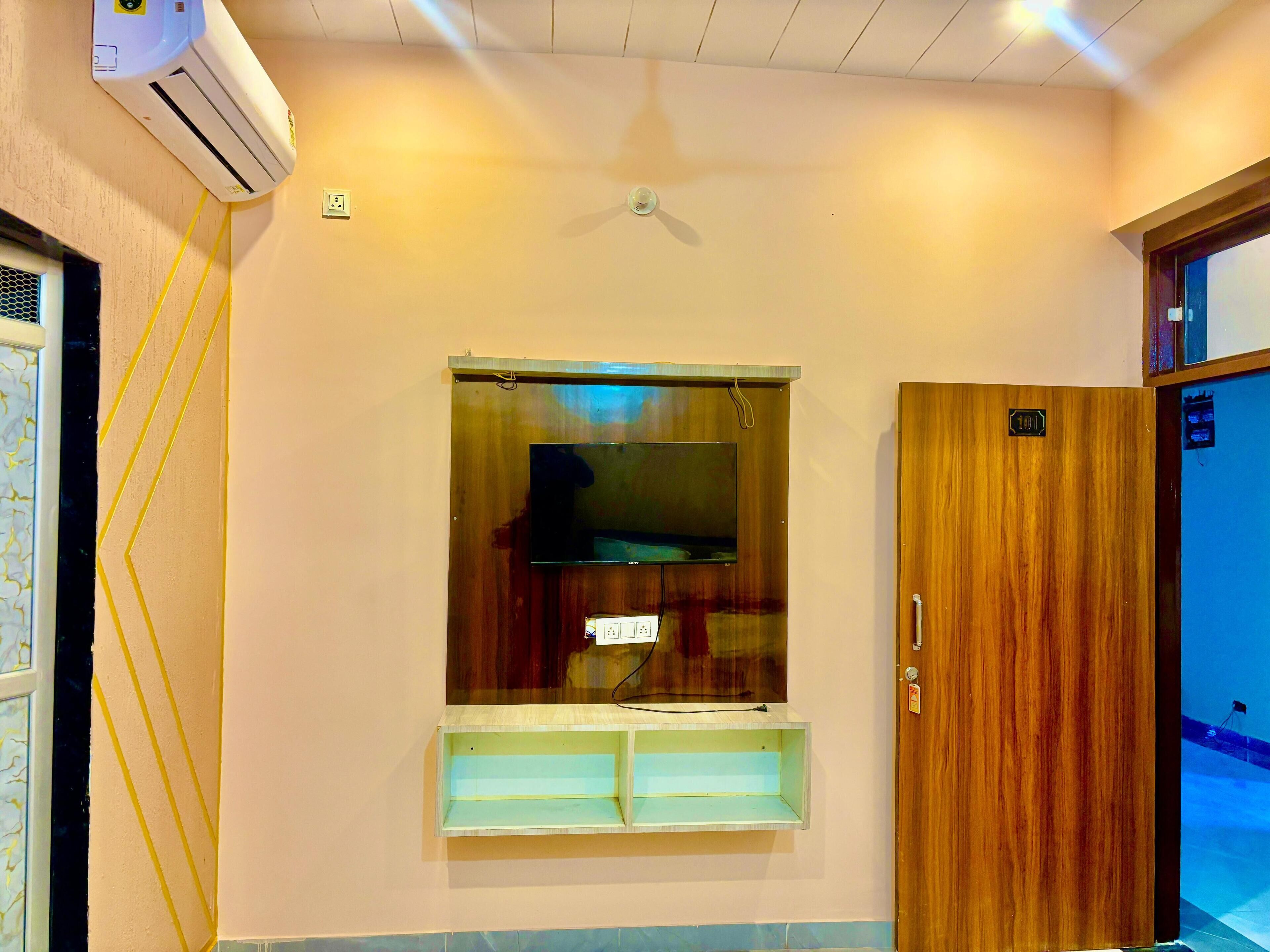 Double Room | Rollaway beds, free WiFi, bed sheets