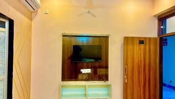 Double Room | Rollaway beds, free WiFi, bed sheets