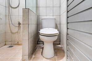 Standard Double Room | Bathroom | Shower, bidet, towels, soap