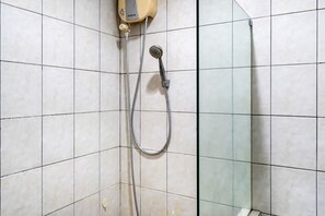 Standard Twin Room | Bathroom | Shower, bidet, towels, soap