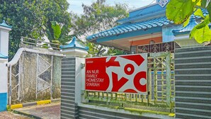 A gated property with a sign advertising 'An Nur Family Homestay Syariah'. - OYO 90369 Syariah An Nur (Cigombong)
