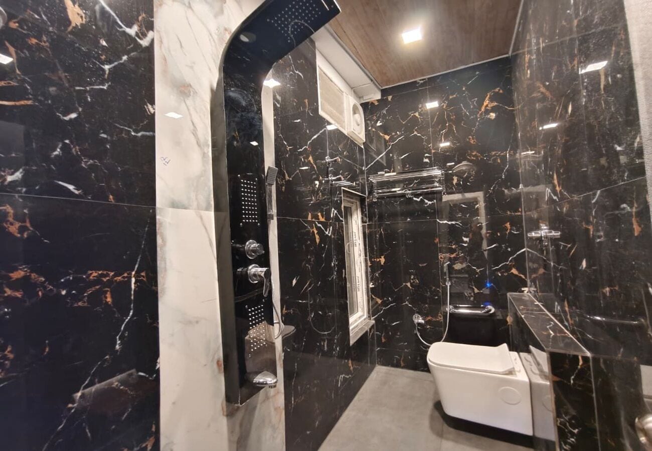 华丽三人房 | 浴室 | 淋浴设施、大花洒淋浴喷头、免费洗浴用品