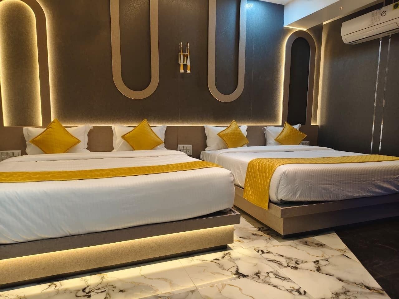 Habitación de hotel con dos camas, piso de mármol y diseño moderno.
