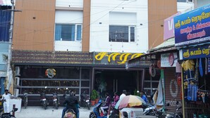 Un edificio de varios pisos con una tienda en la planta baja.