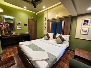 WiFi (free), bed sheets - Hotel Trimoorti (Kolkata)