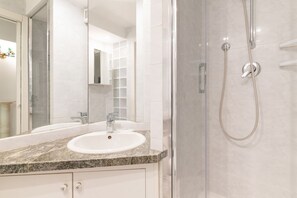 Dusche, Haartrockner, Bidet, Handtücher