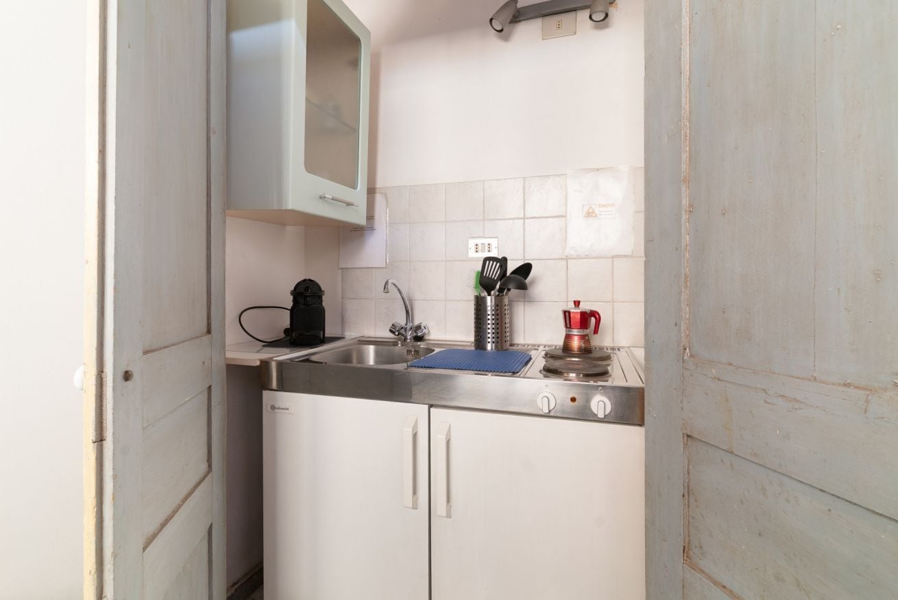 Geladeira, cooktop, talheres/pratos/utensílios de cozinha