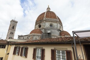 A historic building with a prominent dome and a bell tower. - Pallottole Duomo Apartments (Florence)