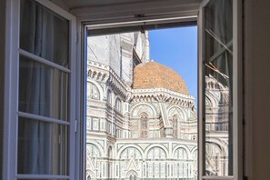 A view of the Florence Cathedral's facade through an open window. - Pallottole Duomo Apartments (Florence)