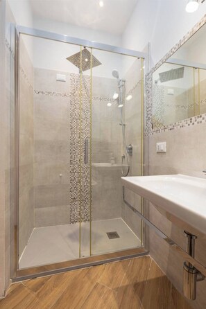 คอนโด, วิวเมือง | ห้องน้ำ | ไดร์เป่าผม, ผ้าเช็ดตัว, สบู่, ยาสระผม