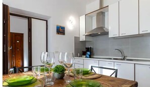 Appartamento | Cucina privata | Frigorifero, microonde, forno, piano cottura