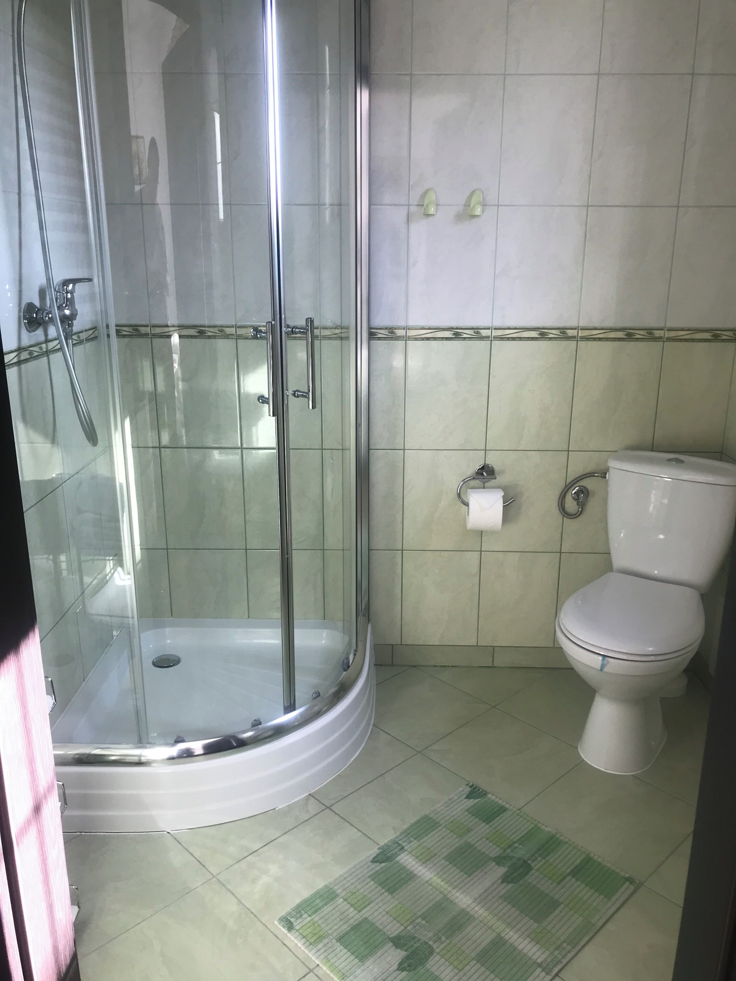 Douche, serviettes fournies, savon, papier toilette