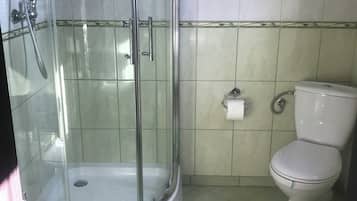 Douche, serviettes fournies, savon, papier toilette