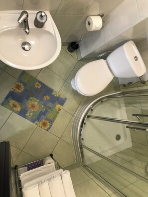 Shower, towels, soap, toilet paper - Villa California Darłówko (Darłowo)