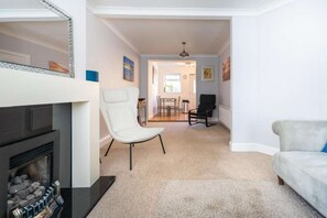 TV, fireplace, books - fabulous 3 bedroom home in Redcar (Redcar)