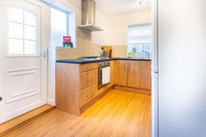 Fridge, microwave, oven, toaster - fabulous 3 bedroom home in Redcar (Redcar)