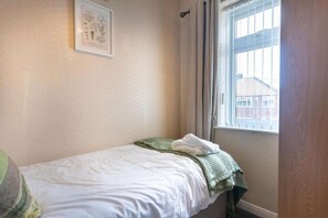 3 habitaciones, tabla de planchar con plancha, wifi y ropa de cama