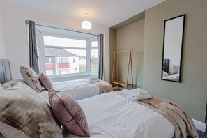 3 habitaciones, tabla de planchar con plancha, wifi y ropa de cama