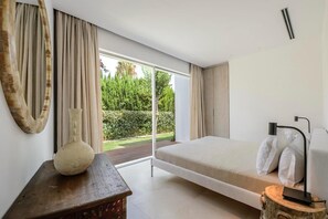 5 bedrooms, iron/ironing board, internet, bed sheets