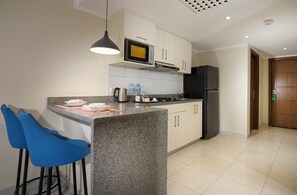 Full-size fridge, microwave, stovetop, cookware/dishes/utensils