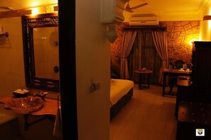 Habitación Deluxe doble, balcón, vistas a la ciudad | Wifi gratis